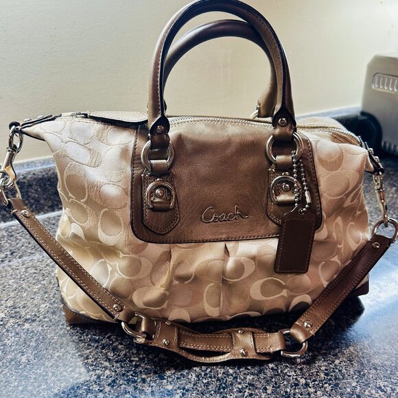Coach Tote - F18425 - Picture 1 of 4
